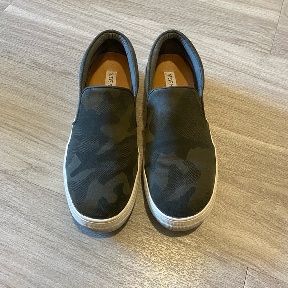 Steve Madden camo slip on sneakers - Picture 1 of 4